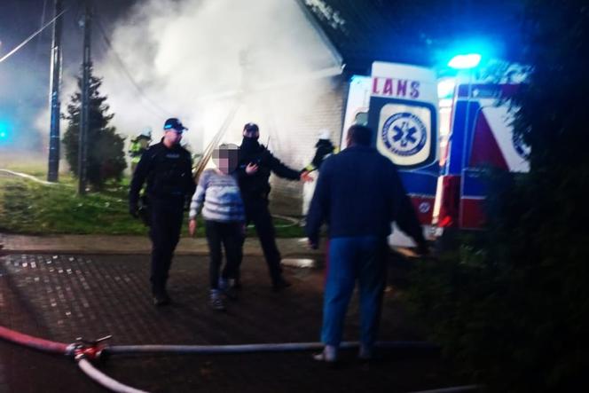 Dramatyczny pożar w Hajnówce. Policjanci uratowali 10 osób