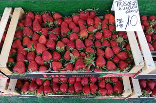 Ceny truskawek w Krakowie. Za ile kupimy truskawki? Czy można już znaleźć polskie?