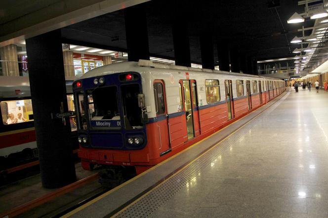 Metro jeździ dziś wolniej. ZTM informuje o utrudnieniach