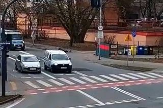 Seniorka nagle upadła na chodniku. W autach obok byli kierowcy, ale pomoc przyszła dopiero od policjantów
