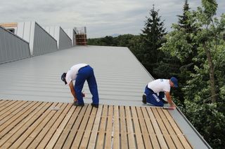 Blacha płaska – zasady układania blachy z rolki