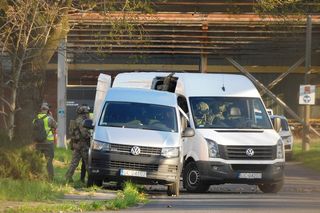 Strzały i wybuchy w Warszawie. Helikoptery nad miastem, na ulicach uzbrojone pojazdy! Co się dzieje? 	