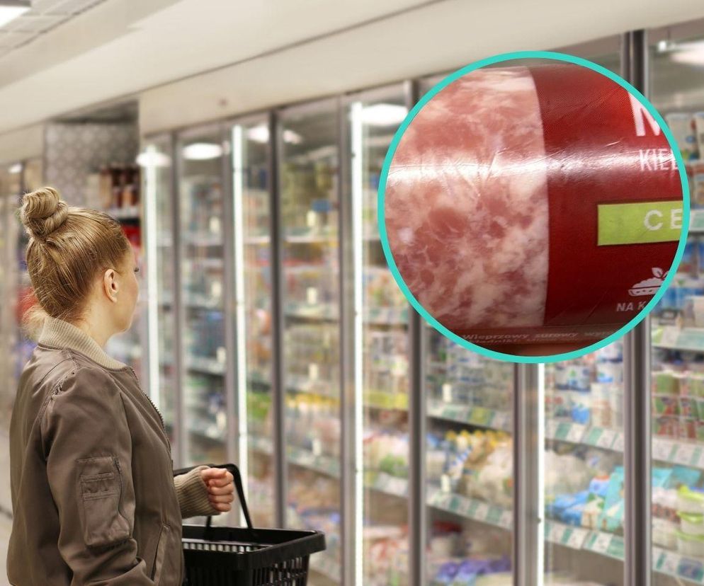 Kobieta w brązowej kurtce z siatką zakupową w supermarkecie, oglądająca zamrażarki z produktami. Na pierwszym planie, w kółku, zbliżenie na opakowanie wędliny, prawdopodobnie kiełbasy surowej wieprzowej, co podkreśla artykuł o ostrzeżeniach GIS. Więcej o zatruciach pokarmowych przeczytasz na Poradnik Zdrowie.