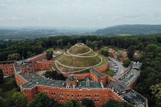 Kraków. Flaga Ukrainy wróciła na Kopiec Kościuszki. Nie niszczy się symboli