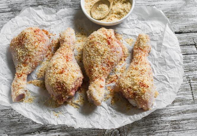 Chrupka panierka do pieczenia kurczaka: dodaj kawałki kurczaka, wstrząśnij i piecz!