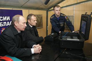 Premierzy Tusk i Putin na miejscu katastrofy 