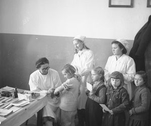 Quiz PRL: Katar, kaszel, ból głowy. Jak leczono się w PRL-u? Rozwiąż quiz i przenieś się w czasie