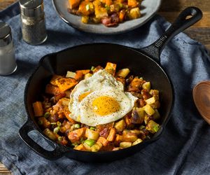 Śniadanie mistrzów z jednej patelni. Przygotowanie nie zajmie nawet 15 minut