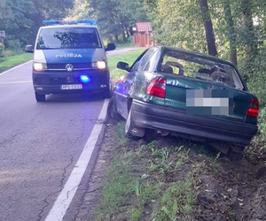 Jechał pijany i utknął w rowie. O pomoc poprosił policjanta