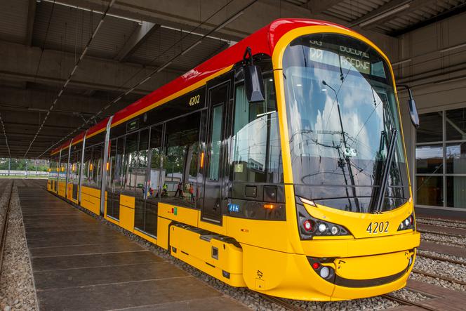 Nowe tramwaje nie mieszczą się na przystankach! Warszawa ma kłopoty