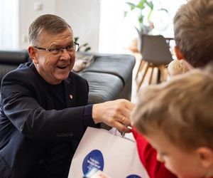 Sześcioraczki z Tylmanowej dostały świąteczne prezenty. Św. Mikołaj nie zapomniał o ich starszym braci