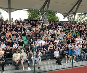 Kibice na otwarciu stadionu w Starachowicach