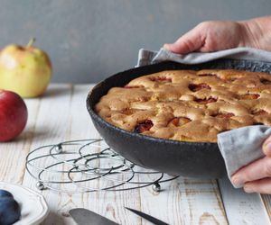 Ciasto ze śliwkami z patelni. Pyszny jesienny deser w 15 minut