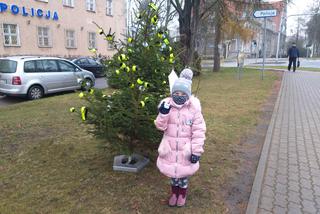 Wyjątkowa choinka pod posterunkiem policji w Mrągowie. Zamiast bombek są odblaski