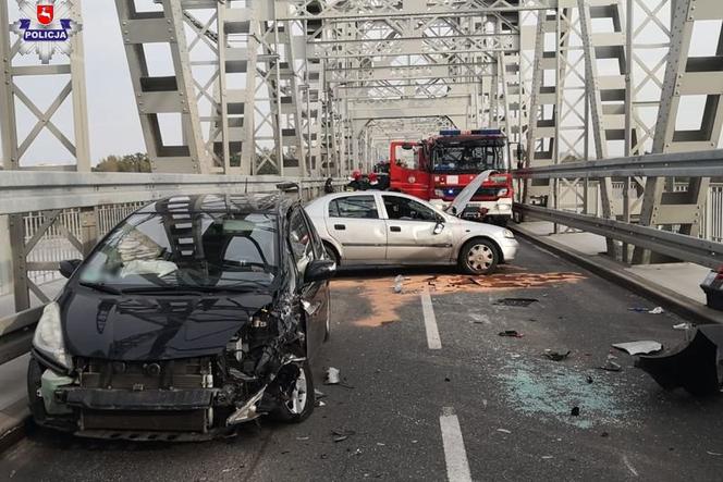 Pijany kierowca Opla doprowadził do karambolu i sparaliżował most
