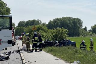 Potworny wypadek w Brwinowie. Czołowe zderzenie ciężarówki z BMW. Lekarze kilkadziesiąt minut walczyli o życie kierowcy