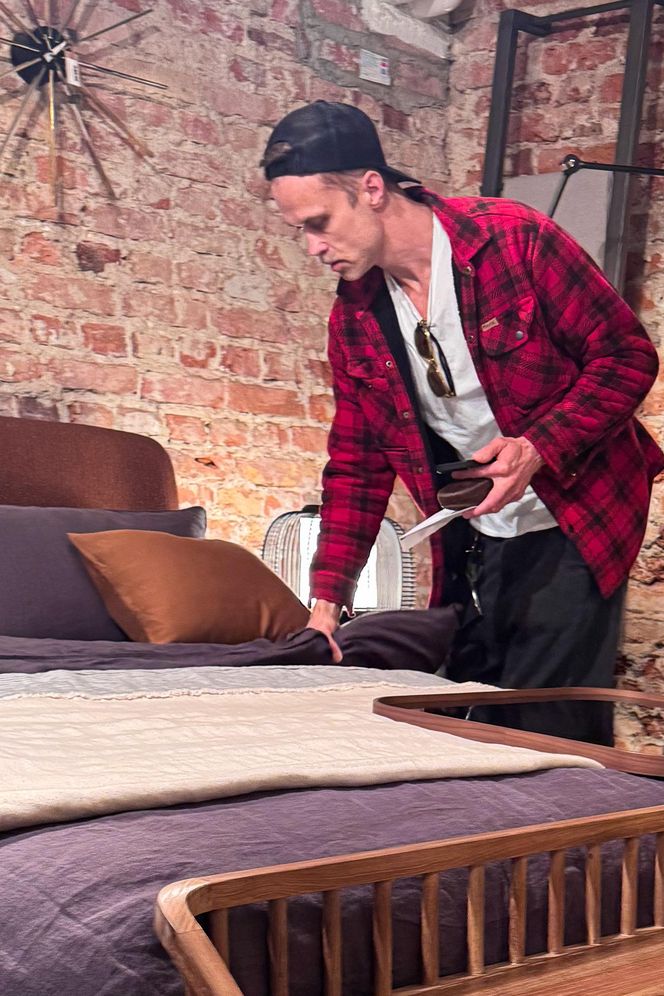 Maciej Zakościelny głaszcze kołdrę po rozwodzie