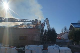 Zapaliło się poddasze i dach budynku w miejscowości Podosie