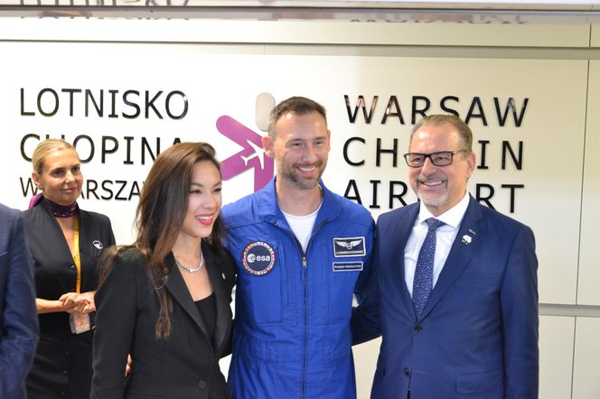 Powitanie Sławosza na warszawskim lotnisku