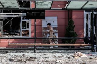 Brutalny atak na centrum ukraińskiego miasta. Pocisk spadł na teatr [ZDJĘCIA]