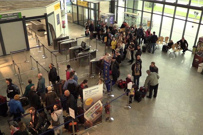Pasażerowie utknęli na bydgoski lotnisku. Kto zawinił - straż graniczna czy port lotniczy? Strony przerzucają się winą!