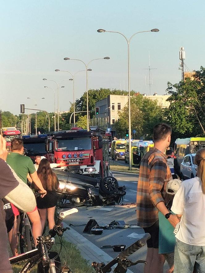 Koszmarny wypadek w Olsztynie. Wiele osób rannych w zderzeniu czterech pojazdów [ZDJĘCIA]