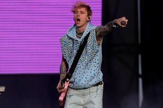 Machine Gun Kelly porażony przez prąd na scenie. Wypadki na koncertach niestety się zdarzają
