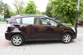 Niszczył zaparkowane auta, bo były źle zaparkowane. Trafił w ręce policji