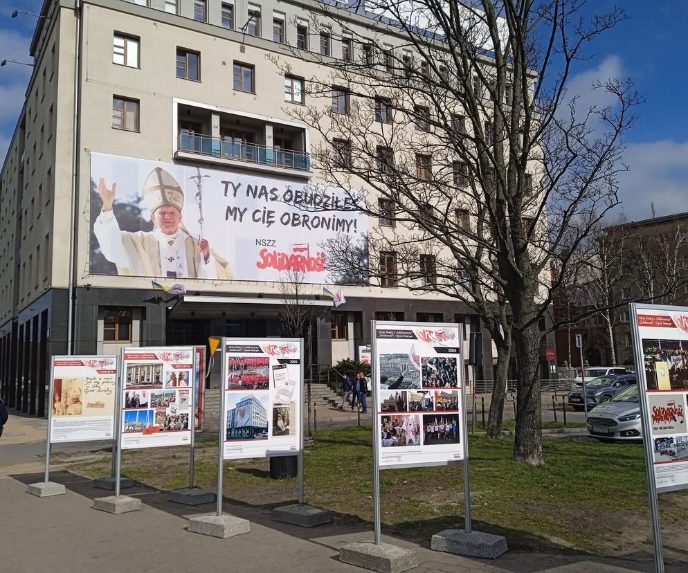 Gdańska Solidarność w obronie Jana Pawła II. Otworzono wystawę poświęconą papieżowi