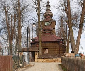 To jedna z najmniejszych małopolskich wsi. Kiedyś król Polski podarował ją biskupowi z Krakowa 