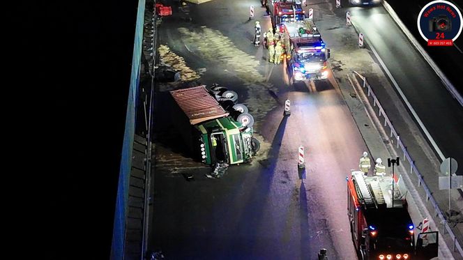 Wypadke na S7. Wjechał na remontowaną drogę. Wielka ciężarówka runęła na bok