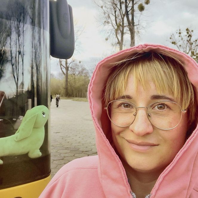  Jamnik za 799 złotych! Kierowczyni autobusu w Warszawie ukarana za maskotkę na szybie. „Chcę walczyć z tym absurdem”