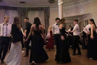 Niezwykle eleganccy maturzyści na studniówce Akademickiego Zespołu Szkół w Piekarach Śl. I LO im. Króla Jana III Sobieskiego