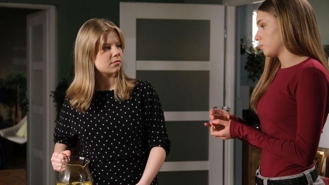 M jak miłość odc. 1872 po wakacjach. Lenka (Olga Cybińska), Sara (Nadia Smyczek)