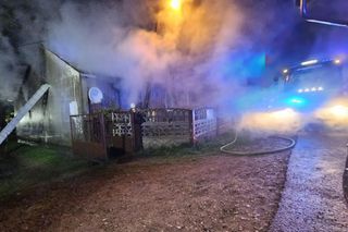 Uciekając przed żywiołem, wyskoczył przez okno! Drugi z mężczyzn zginął. Nocny pożar pod Bełchatowem