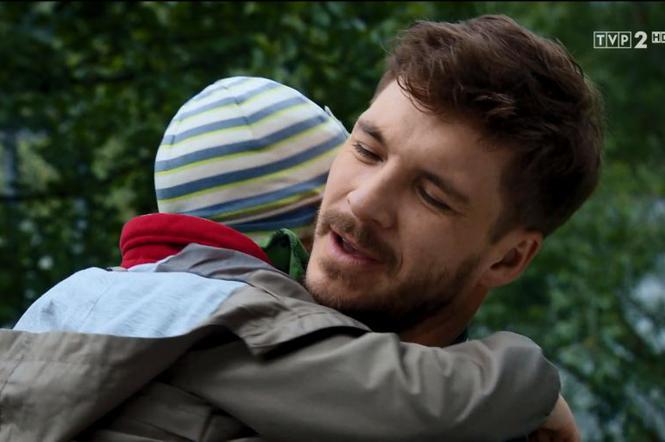 M jak miłość, odc. 1452. Szymek (Staś Szczypiński), Marcin (Mikołaj Roznerski)