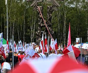 Tłumy z całej Polski na Podkarpaciu. W niedzielę odsłonięto kontrowersyjny pomnik