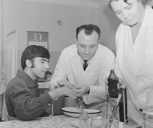 Quiz PRL: Katar, kaszel, ból głowy. Jak leczono się w PRL-u? Rozwiąż quiz i przenieś się w czasie