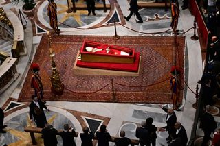 Pogrzeb papieża Franciszka na żywo. O której godzinie i gdzie oglądać?