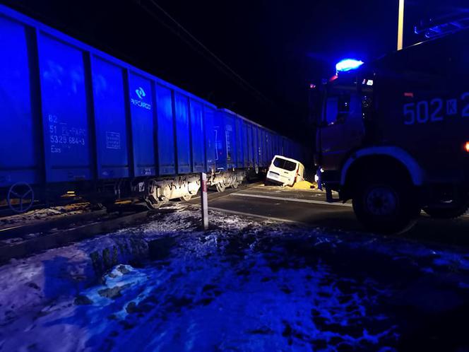 Wolbrom: Furgonetka WJECHAŁA w pociąg towarowy. Nie zadziałały rogatki?