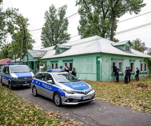 Chaos na Osiedlu Przyjaźń. Policja zatrzymała mieszkańca domku. „Wyciągnęli go siłą”