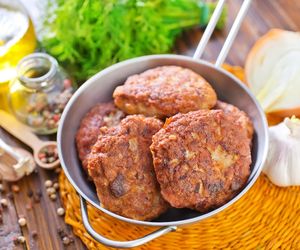 Kotlety z makaronu. Co zrobić, kiedy zostaną kluski z obiadu?