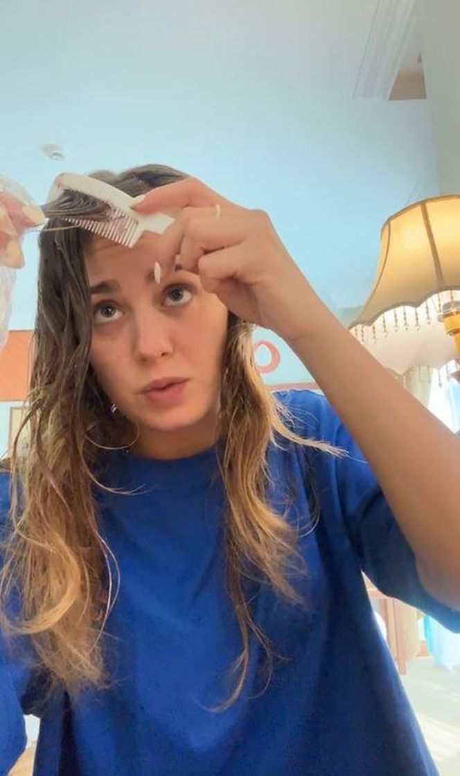 Wiktoria Gąsiewska tonuje włosy