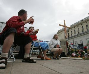 15. rocznica katastrofy smoleńskiej. Burzliwa historia krzyża sprzed Pałacu Prezydenckiego