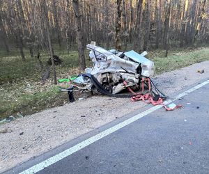 Dramat na drodze. Osobówka rozerwana na strzępy! Dwie osoby w szpitalu.