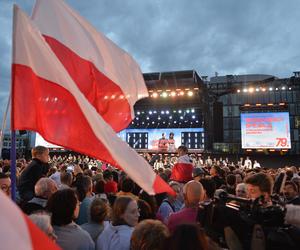 Warszawa śpiewała dla powstańców. Jesteście naszą dumą!