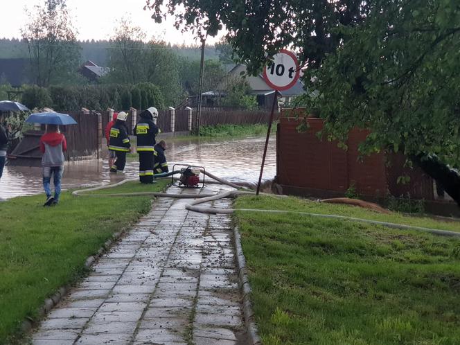 Nawałnica w Krynkach. Ulice jak rzeki, a boisko jak jezioro [ZDJĘCIA]