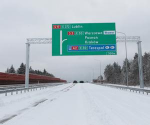 Jeszcze nie otworzyli, a już jest zepsuty. Asfalt na nowym odcinku S17 jest popękany, będzie opóźnienie