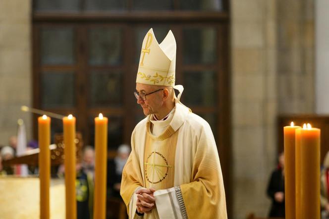 Arcybiskup Adrian Galbas przywdział w Katowicach paliusz