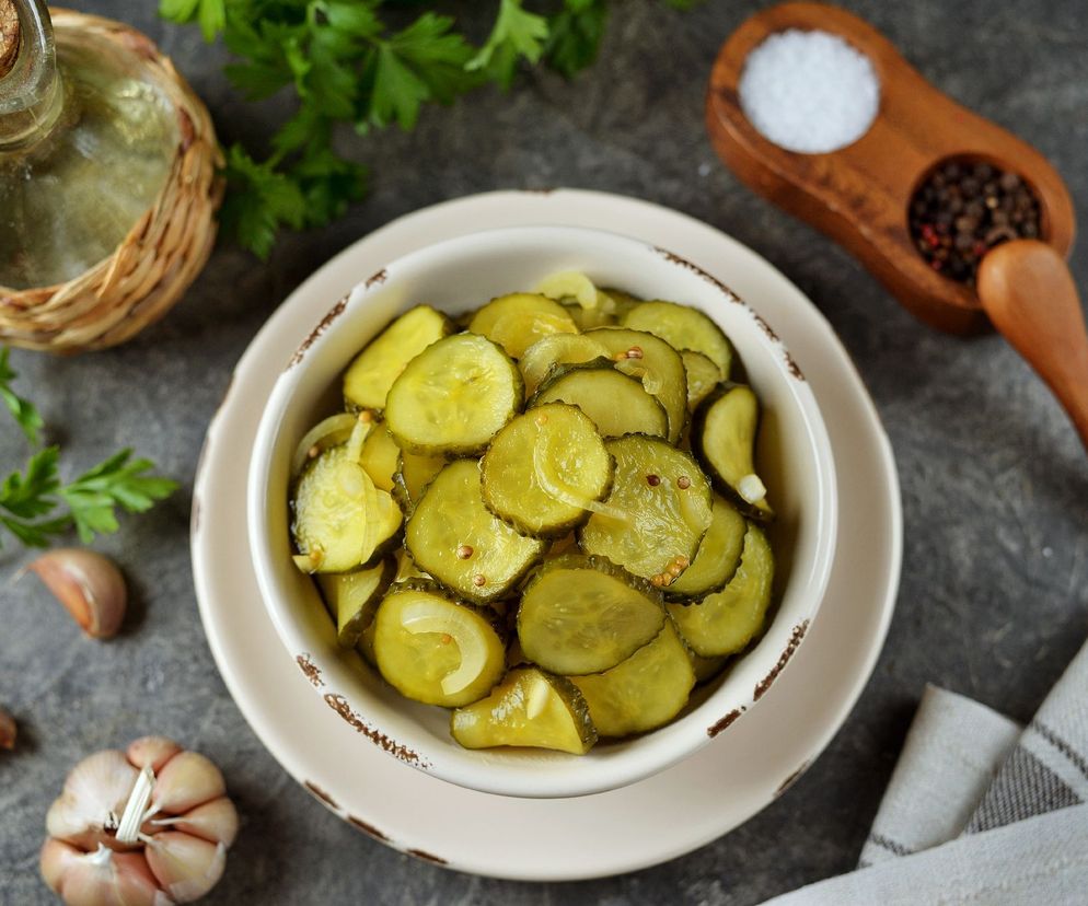 Surówka z ogórka kiszonego, cebuli i jabłka: orzeźwiająca kompozycja smaków